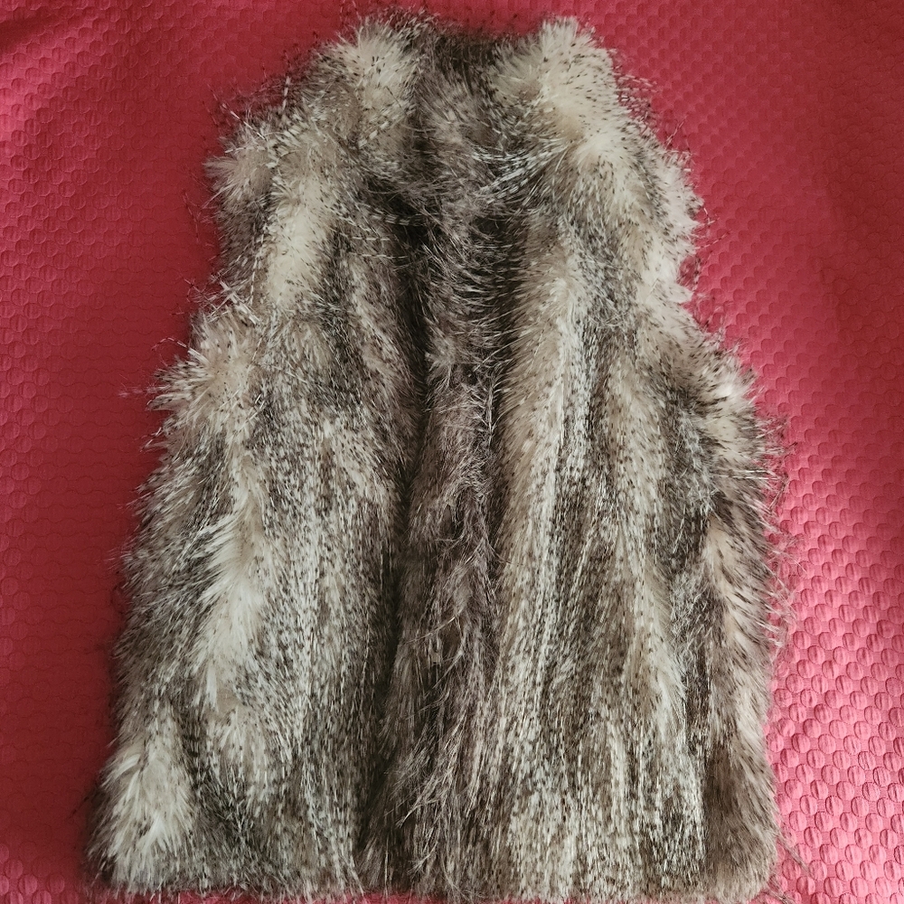 Gorgeous NWT On-Trend Faux Fur Vest in Gray Tones and White